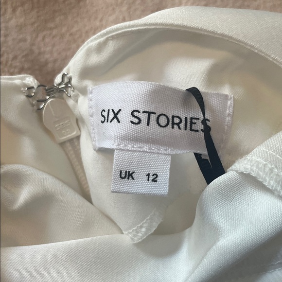 Chic Ivory Wedding Dress - Picture 2 of 6